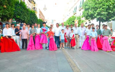 La Escuela de Triana torea de salón en la calle San Jacinto