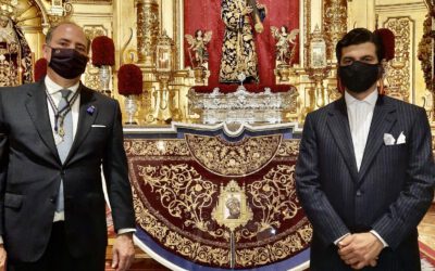 Morante de la Puebla dona un capote de paseo al Gran Poder